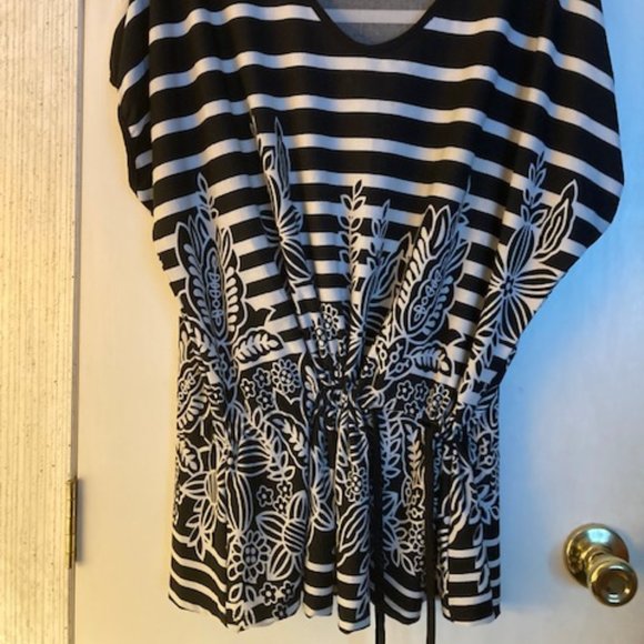 Black and white top - Picture 2 of 4